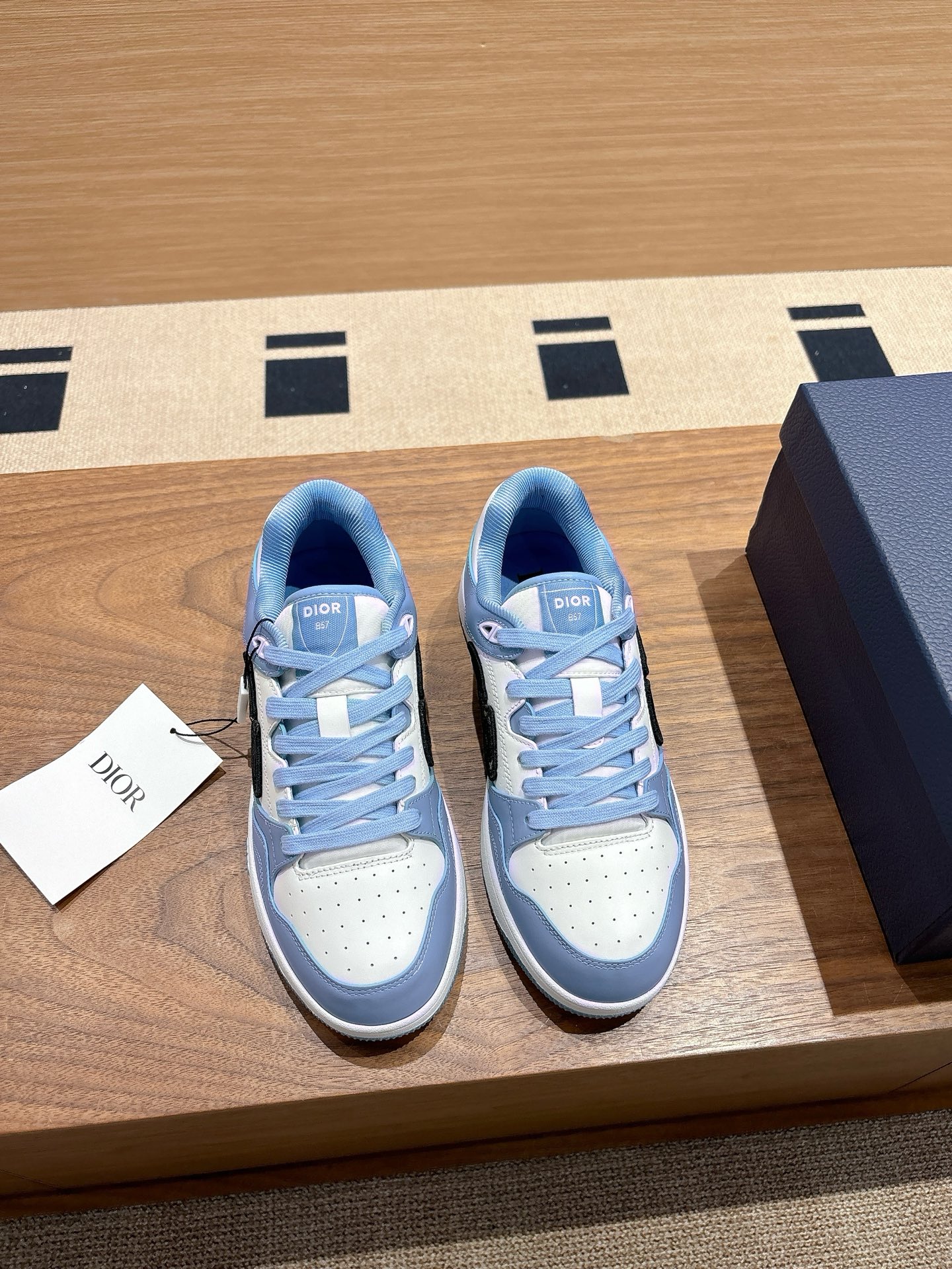 NO:730645,.Ready stock, DIOR AND KAWS B57 Dribble low-top sneakers - Limited numbered edition (same style as star Jay Chou) Original version 62, bought 3 pairs zp purchasing level (with original packaging airplane box) This B57 Dribble sneakers are from the DIOR AND KAWS exclusive limited series. The upper is made of imported cowhide + nubuck leather, with white suede leather, and DIOR AND KAWS on the side.  The logo enhances the style, with a colorful snake reinterpreting the brand's signature. A variety of classic details decorate the tongue, sole and backside to enhance the style, while eyelet details, topstitching and rubber panels highlight the dynamic charm of its sporty style. With a two-tone rubber sole, it can be matched with a variety of clothing to create a sophisticated look. Body: Cow leather lining Mesh fabric Three-color DIOR AND KAWS logo on the side Dior B57 logo on the tongue Dior B57 logo on the heel Low top with CD logo  Padded upper, white lace-up closure with two-color CD logo eyelets, toe eyelet details, insole decorated with DIOR AND KAWS logo, two-tone rubber outsole with Dior logo side stitching structure, foot pads made of original Uniform PU injection molding process (original Uniform shoes have chip sensors on both left and right feet) Also comes with a pair of white cotton shoelaces, size 39-45, dior, sneakers, cowhide19860909.现货、DIOR AND KAWS B57 Dribble低帮运动鞋 -限量编号版（明星周杰伦同款） 原版62,买入3双zp 代购级别（配原版包装飞机盒） 这款 B57 Dribble 运动鞋来自DIOR AND KAWS 尊享限定系列.采用鞋面才有进口牛皮+磨砂皮,搭配白色绒面皮,侧面饰以 DIOR AND KAWS 标志提升格调,以彩色蛇形重新诠释品牌标志.鞋舌、鞋底和后侧饰以各种经典细节提升格调,而孔眼细节、缉面线和橡胶镶片则突显其运动风格的动感魅力.带有双色橡胶鞋底,可搭配各式服饰,打造精致造型. 主体:牛皮革里料 网眼织物 侧面饰以三色 DIOR AND KAWS 标志鞋舌饰以 Dior B57 标志鞋跟饰以CD 标志低帮 加垫鞋帮 白色系带开合搭配双色CD标志孔眼鞋头孔眼细节 内底饰以 DIOR AND KAWS 标志双色橡胶外底搭配Dior 标志侧面缝线拼接结构 垫脚采用原版一致pu注塑一体工艺（原版一致鞋子左右脚都有芯片感应） 另附 白色棉质鞋带一副 码数39-45,,dior,sneakers,cowhide,Men's shoes