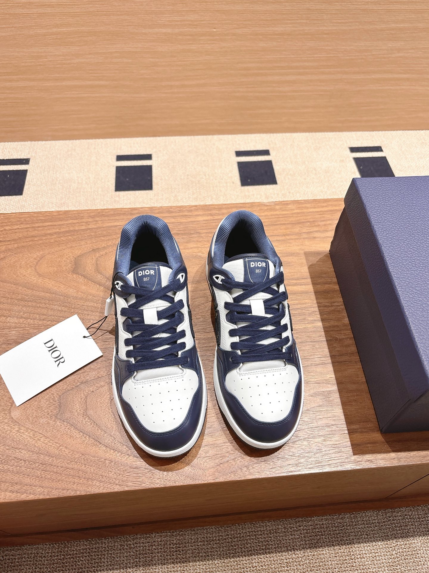 NO:730622,.Ready stock, DIOR AND KAWS B57 Dribble low-top sneakers - Limited numbered edition (same style as star Jay Chou) Original version 62, bought 3 pairs zp purchasing level (with original packaging airplane box) This B57 Dribble sneakers are from the DIOR AND KAWS exclusive limited series. The upper is made of imported cowhide + nubuck leather, with white suede leather, and DIOR AND KAWS on the side.  The logo enhances the style, with a colorful snake reinterpreting the brand's signature. A variety of classic details decorate the tongue, sole and backside to enhance the style, while eyelet details, topstitching and rubber panels highlight the dynamic charm of its sporty style. With a two-tone rubber sole, it can be matched with a variety of clothing to create a sophisticated look. Body: Cow leather lining Mesh fabric Three-color DIOR AND KAWS logo on the side Dior B57 logo on the tongue Dior B57 logo on the heel Low top with CD logo  Padded upper, white lace-up closure with two-color CD logo eyelets, toe eyelet details, insole decorated with DIOR AND KAWS logo, two-tone rubber outsole with Dior logo side stitching structure, foot pads made of original Uniform PU injection molding process (original Uniform shoes have chip sensors on both left and right feet) Also comes with a pair of white cotton shoelaces, size 39-45, dior, sneakers, cowhide19860909.现货、DIOR AND KAWS B57 Dribble低帮运动鞋 -限量编号版（明星周杰伦同款） 原版62,买入3双zp 代购级别（配原版包装飞机盒） 这款 B57 Dribble 运动鞋来自DIOR AND KAWS 尊享限定系列.采用鞋面才有进口牛皮+磨砂皮,搭配白色绒面皮,侧面饰以 DIOR AND KAWS 标志提升格调,以彩色蛇形重新诠释品牌标志.鞋舌、鞋底和后侧饰以各种经典细节提升格调,而孔眼细节、缉面线和橡胶镶片则突显其运动风格的动感魅力.带有双色橡胶鞋底,可搭配各式服饰,打造精致造型. 主体:牛皮革里料 网眼织物 侧面饰以三色 DIOR AND KAWS 标志鞋舌饰以 Dior B57 标志鞋跟饰以CD 标志低帮 加垫鞋帮 白色系带开合搭配双色CD标志孔眼鞋头孔眼细节 内底饰以 DIOR AND KAWS 标志双色橡胶外底搭配Dior 标志侧面缝线拼接结构 垫脚采用原版一致pu注塑一体工艺（原版一致鞋子左右脚都有芯片感应） 另附 白色棉质鞋带一副 码数39-45,,dior,sneakers,cowhide,Men's shoes