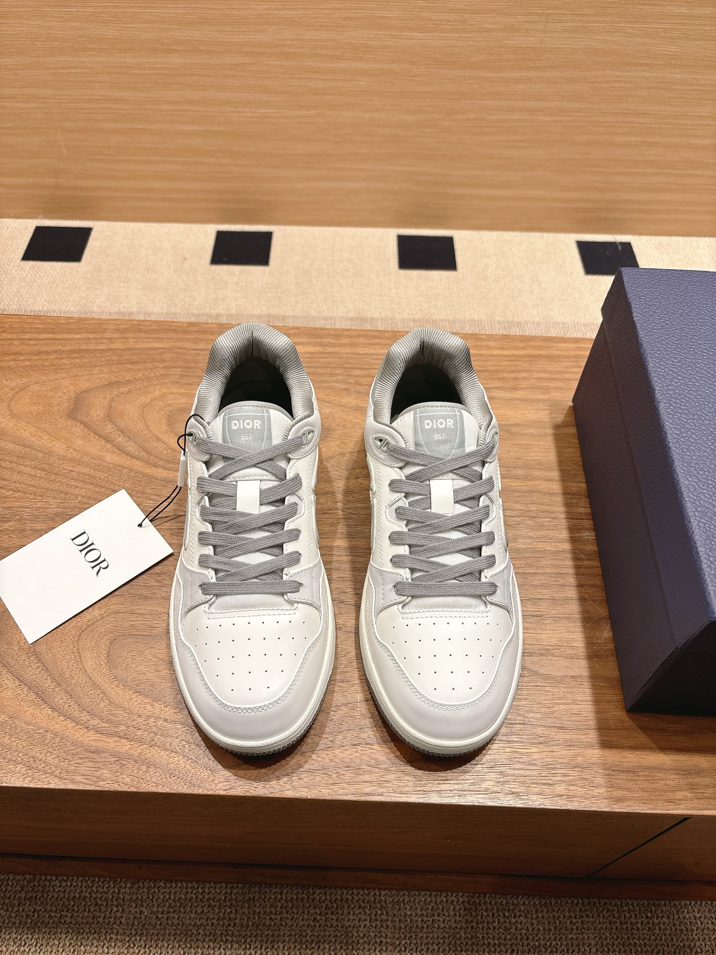 NO:730629,.Ready stock, DIOR AND KAWS B57 Dribble low-top sneakers - Limited numbered edition (same style as star Jay Chou) Original version 62, bought 3 pairs zp purchasing level (with original packaging airplane box) This B57 Dribble sneakers are from the DIOR AND KAWS exclusive limited series. The upper is made of imported cowhide + nubuck leather, with white suede leather, and DIOR AND KAWS on the side.  The logo enhances the style, with a colorful snake reinterpreting the brand's signature. A variety of classic details decorate the tongue, sole and backside to enhance the style, while eyelet details, topstitching and rubber panels highlight the dynamic charm of its sporty style. With a two-tone rubber sole, it can be matched with a variety of clothing to create a sophisticated look. Body: Cow leather lining Mesh fabric Three-color DIOR AND KAWS logo on the side Dior B57 logo on the tongue Dior B57 logo on the heel Low top with CD logo  Padded upper, white lace-up closure with two-color CD logo eyelets, toe eyelet details, insole decorated with DIOR AND KAWS logo, two-tone rubber outsole with Dior logo side stitching structure, foot pads made of original Uniform PU injection molding process (original Uniform shoes have chip sensors on both left and right feet) Also comes with a pair of white cotton shoelaces, size 39-45, dior, sneakers, cowhide19860909.现货、DIOR AND KAWS B57 Dribble低帮运动鞋 -限量编号版（明星周杰伦同款） 原版62,买入3双zp 代购级别（配原版包装飞机盒） 这款 B57 Dribble 运动鞋来自DIOR AND KAWS 尊享限定系列.采用鞋面才有进口牛皮+磨砂皮,搭配白色绒面皮,侧面饰以 DIOR AND KAWS 标志提升格调,以彩色蛇形重新诠释品牌标志.鞋舌、鞋底和后侧饰以各种经典细节提升格调,而孔眼细节、缉面线和橡胶镶片则突显其运动风格的动感魅力.带有双色橡胶鞋底,可搭配各式服饰,打造精致造型. 主体:牛皮革里料 网眼织物 侧面饰以三色 DIOR AND KAWS 标志鞋舌饰以 Dior B57 标志鞋跟饰以CD 标志低帮 加垫鞋帮 白色系带开合搭配双色CD标志孔眼鞋头孔眼细节 内底饰以 DIOR AND KAWS 标志双色橡胶外底搭配Dior 标志侧面缝线拼接结构 垫脚采用原版一致pu注塑一体工艺（原版一致鞋子左右脚都有芯片感应） 另附 白色棉质鞋带一副 码数39-45,,dior,sneakers,cowhide,Men's shoes