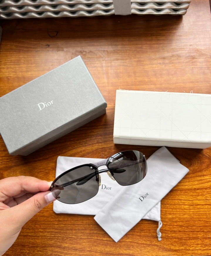 ￼  DIOR
MODEL FASTER
SIZE：80口10-105

