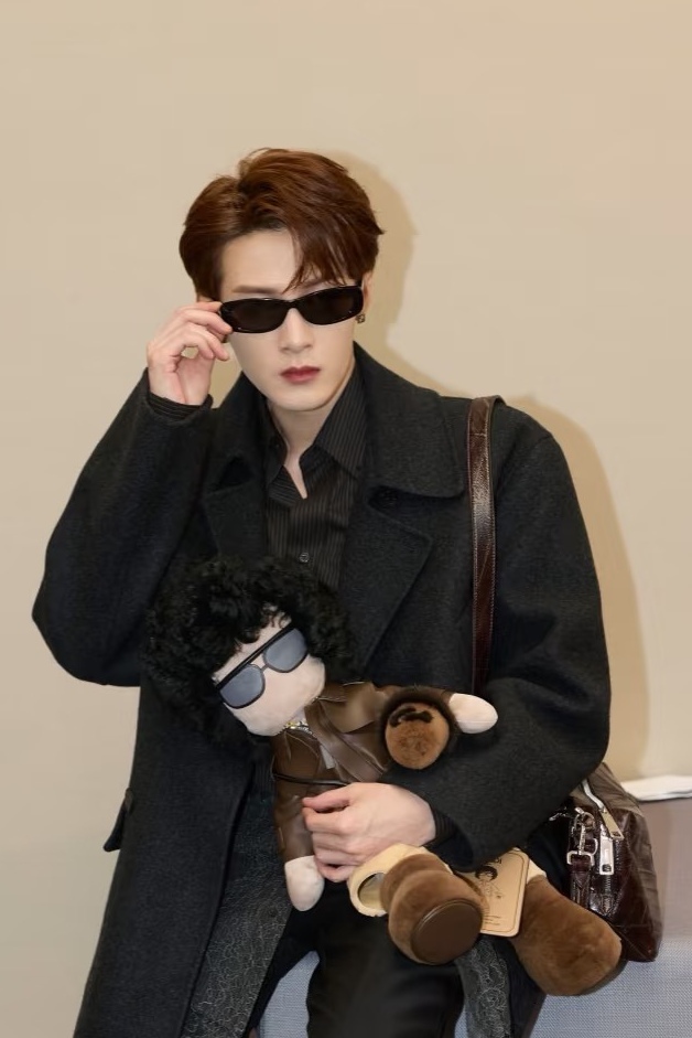 FENDIMODEL：FE40183ISIZE：53口19-145