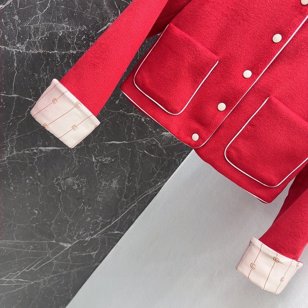 Gu23SS富家千金即视感复古红短款外套特别财阀复古氛围直接拉满设计上比较英伦风采用撞色卷袖子设计定织的