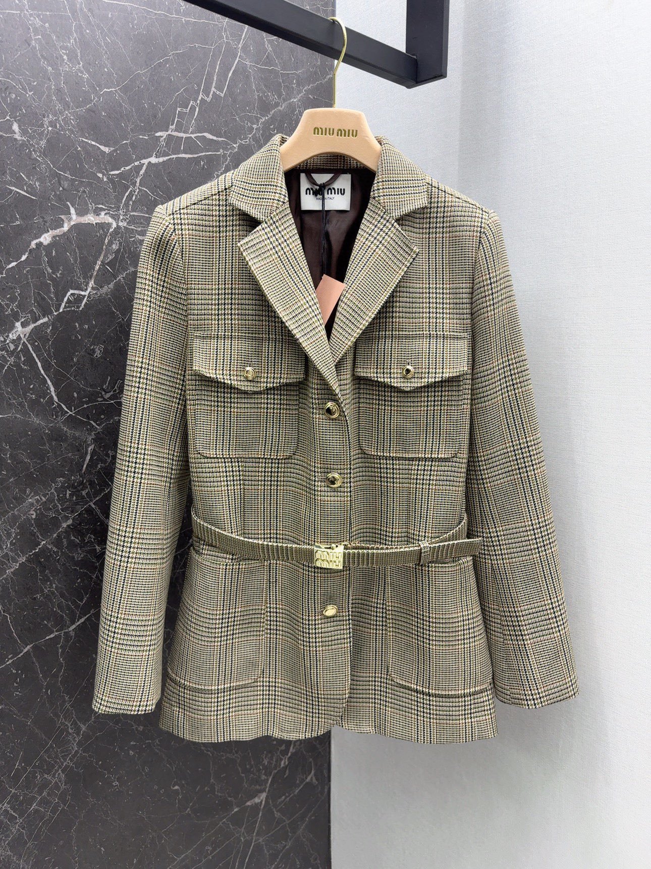 Miu24SS复古高级感复古格纹外套采用重磅羊毛混纺面料拍照非常出片复古英伦风妥妥的美拉德时髦感高级气质