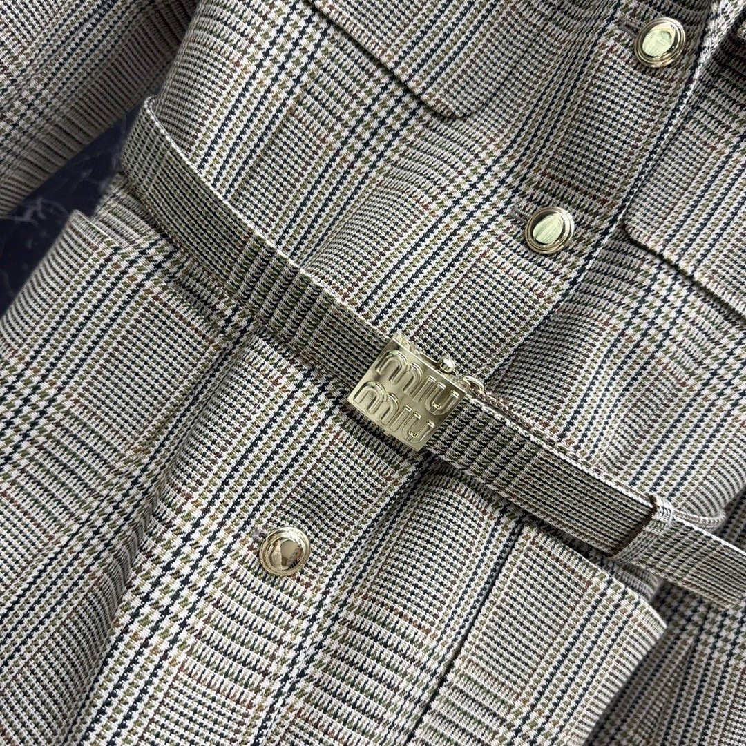 Miu24SS复古高级感复古格纹外套采用重磅羊毛混纺面料拍照非常出片复古英伦风妥妥的美拉德时髦感高级气质