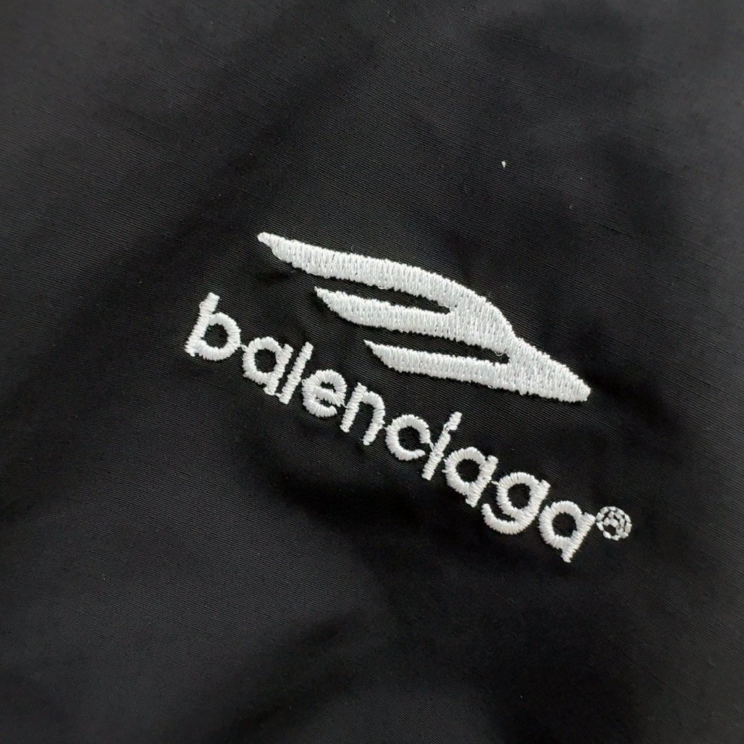 Bal24SS早春最新款字母logo设计尼龙套装小短款立领休闲外套+松紧腰直筒裤一套搭配太好看了！一套上