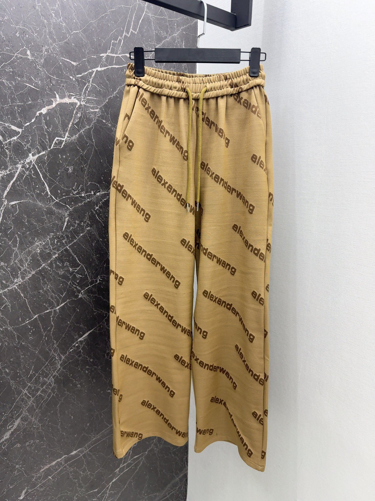 AW24SS时髦早春最新款撞色字母装饰直筒裤属于早春的复古和时髦很有氛围感采用色织的磨毛面料阔腿直筒剪裁