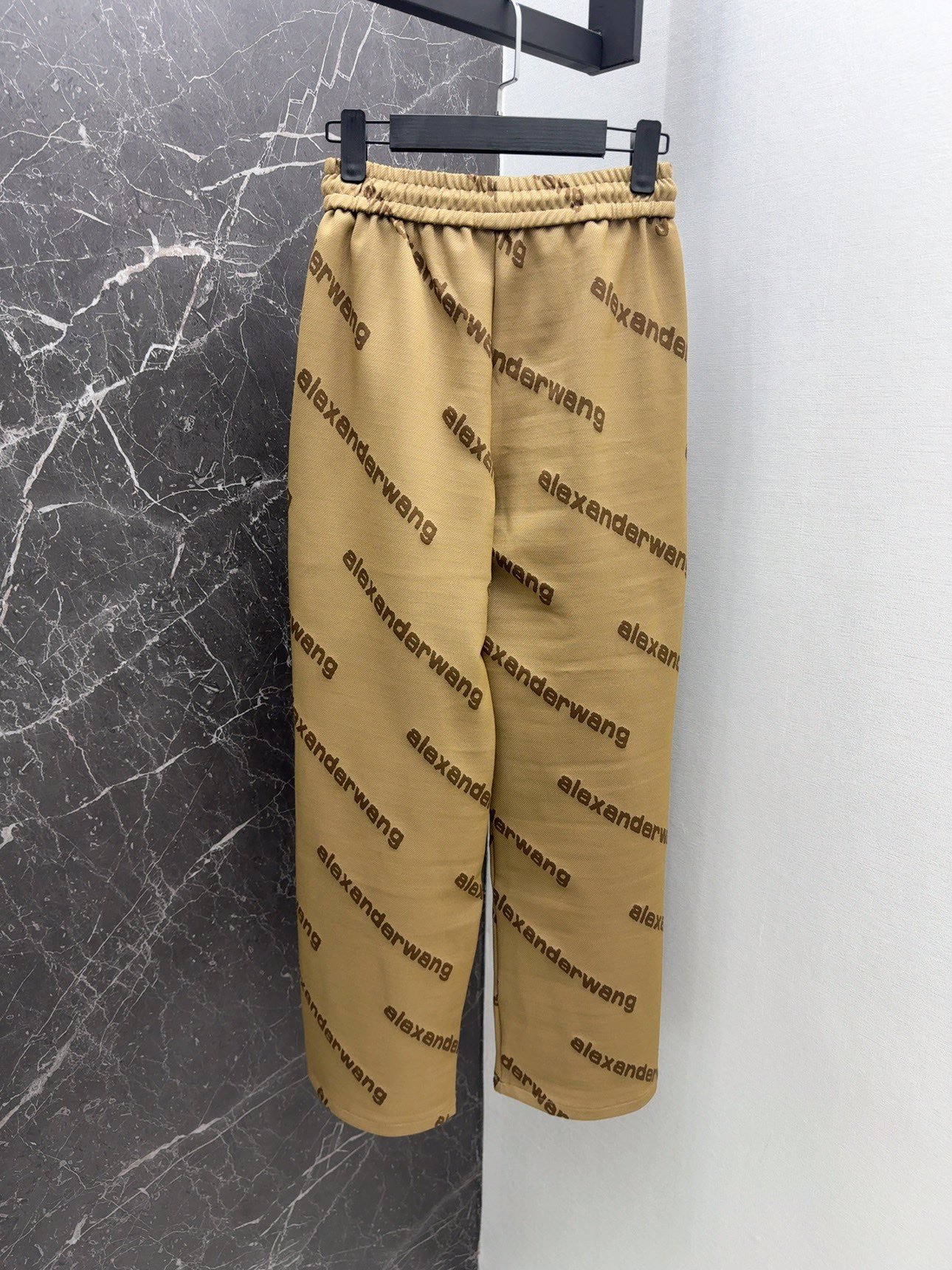 AW24SS时髦早春最新款撞色字母装饰直筒裤属于早春的复古和时髦很有氛围感采用色织的磨毛面料阔腿直筒剪裁