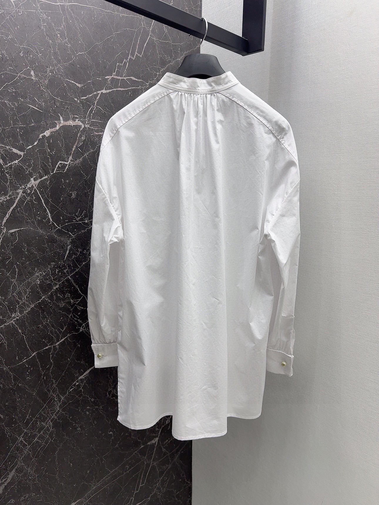 CD24SS早春最新款珍珠袖扣长袖衬衫法式优雅随性洒脱长款衬衫可以随意塑造各种风格穿搭气质白富美超级减龄