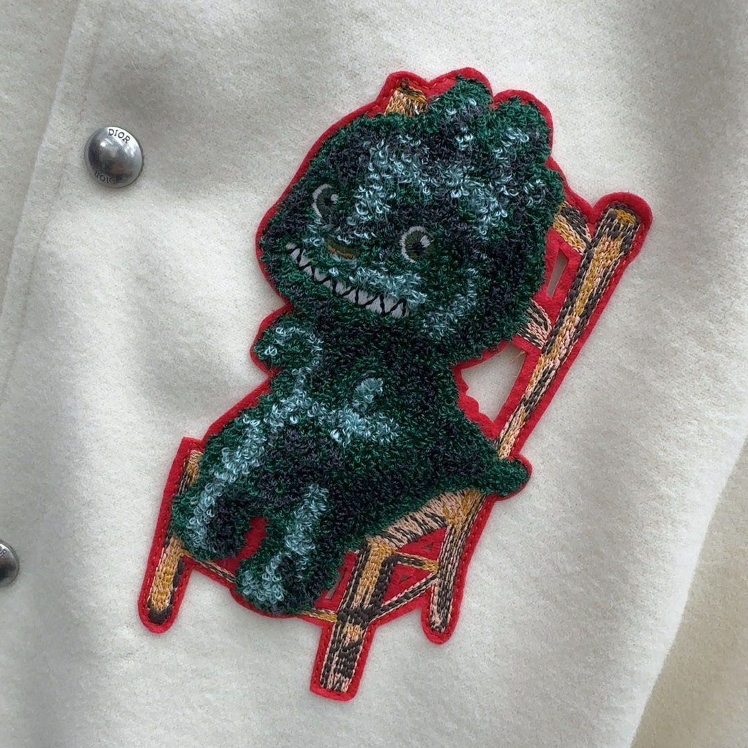 CD24SS龙年联名系列外套可男女同款哦超童趣的小恐龙刺绣图案拼色罗纹边设计落肩夹克版型后背撞色刺绣字母