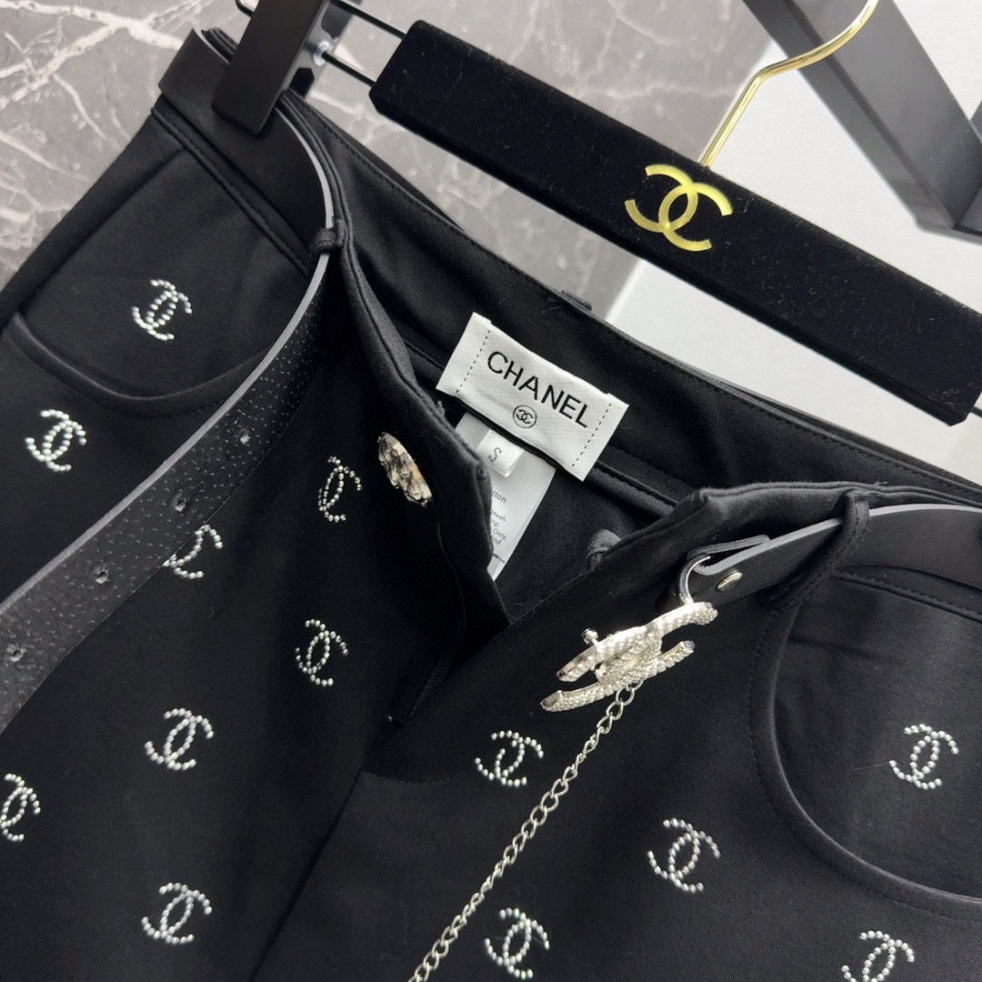 C家24SS春夏最新款logo烫钻半裙高级感调调建议秒收非常好搭配各种T恤外套叠穿时髦造型必备字母皮带很