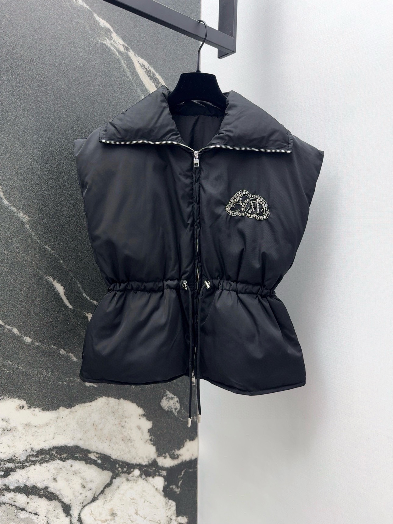 Stylish Women’s Suit with Dustproof Bags: Fall and Winter Bread Coat, Classic Design, High Quality.