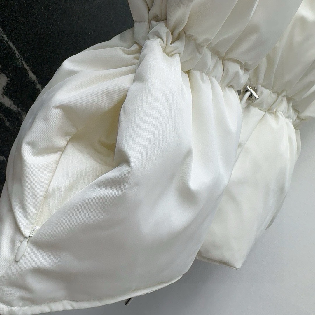 Women’s Classic Bread Coat with H-Style Cut-Up Design and Brand Recognition - 图片 8