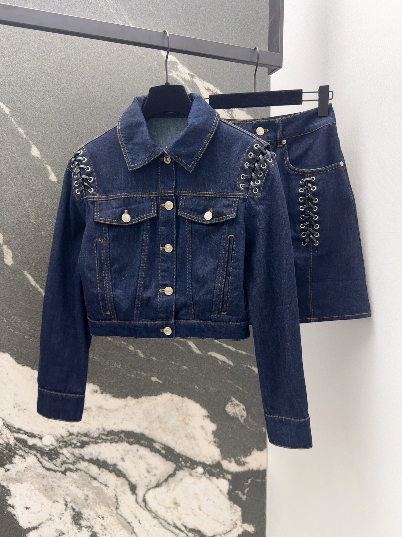 Fashion Review: MCQ 24SS Collection Features Sweet and Stylish One-Size-Fits-All Dress