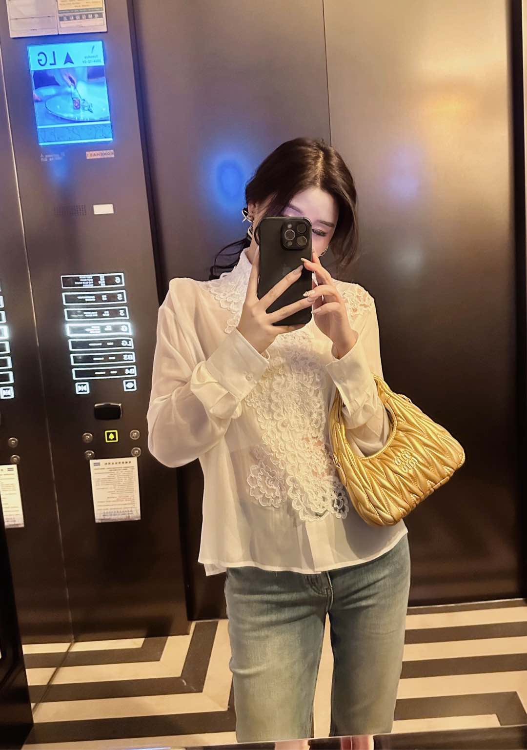 NO:294669,Ermanno scervin* 25Ss early spring new style heavy silk shirt丨Exclusive yb development!  High-end production!  Used silk fabric, the upper body is light, comfortable, breathable, and super soft. The embroidery pattern on the chest is made of lace as the base net, and is perfectly integrated with multiple embroidery embellishments, which is exquisite and clever. The micro-perspective upper body is more elegant and intellectual. S/M/L, real silk, alexander wang19860909批 Ermanno scervin* 25Ss早春新款 重磅真丝衬衣丨独家yb开发！高版出品！采用真丝面料,上身轻薄舒适又透气,超级柔软.胸前刺绣图案,以蕾丝为底网,加以多重刺绣点缀完美融合,精细巧妙.微透视上身更显优雅知性现货发售S/M/L,,real silk,alexander wang,Women's clothing