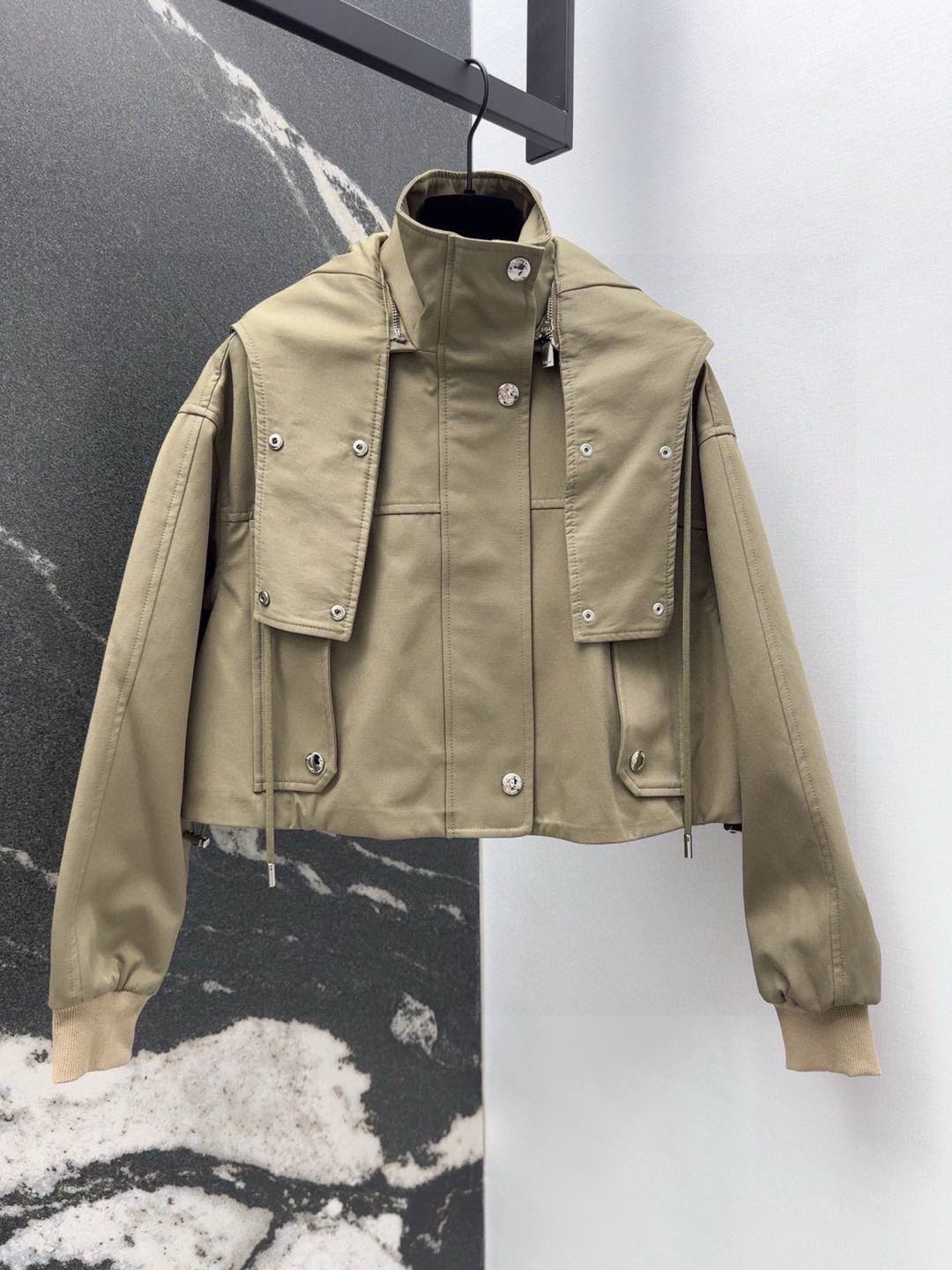 Stylish and Inclusive Khaki Suit with Logolib Design for Spring Fashion SML - 图片 3
