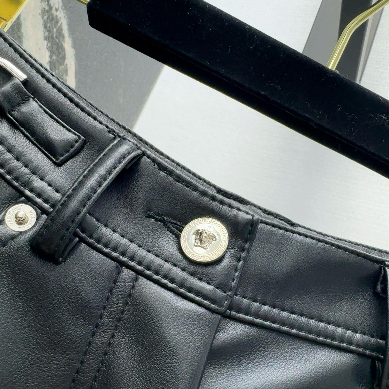 Stylish Leather Pants: Gold Waist, High Quality, Protein-Friendly Skins - 图片 5