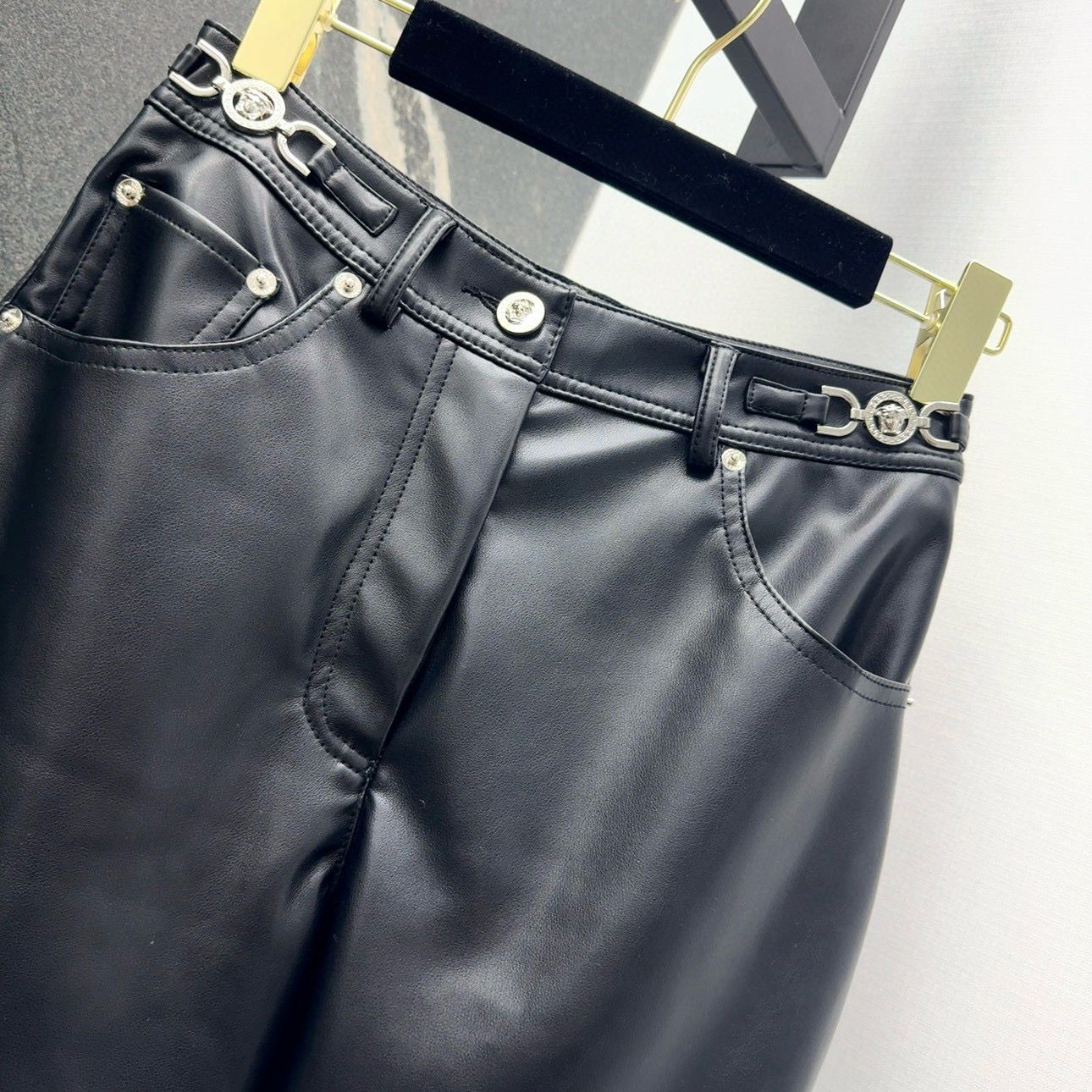 Stylish Leather Pants: Gold Waist, High Quality, Protein-Friendly Skins - 图片 3