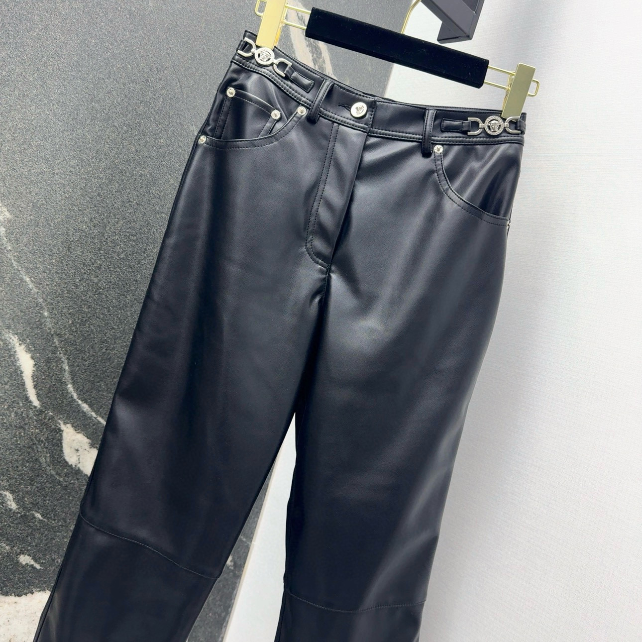 Stylish Leather Pants: Gold Waist, High Quality, Protein-Friendly Skins - 图片 2