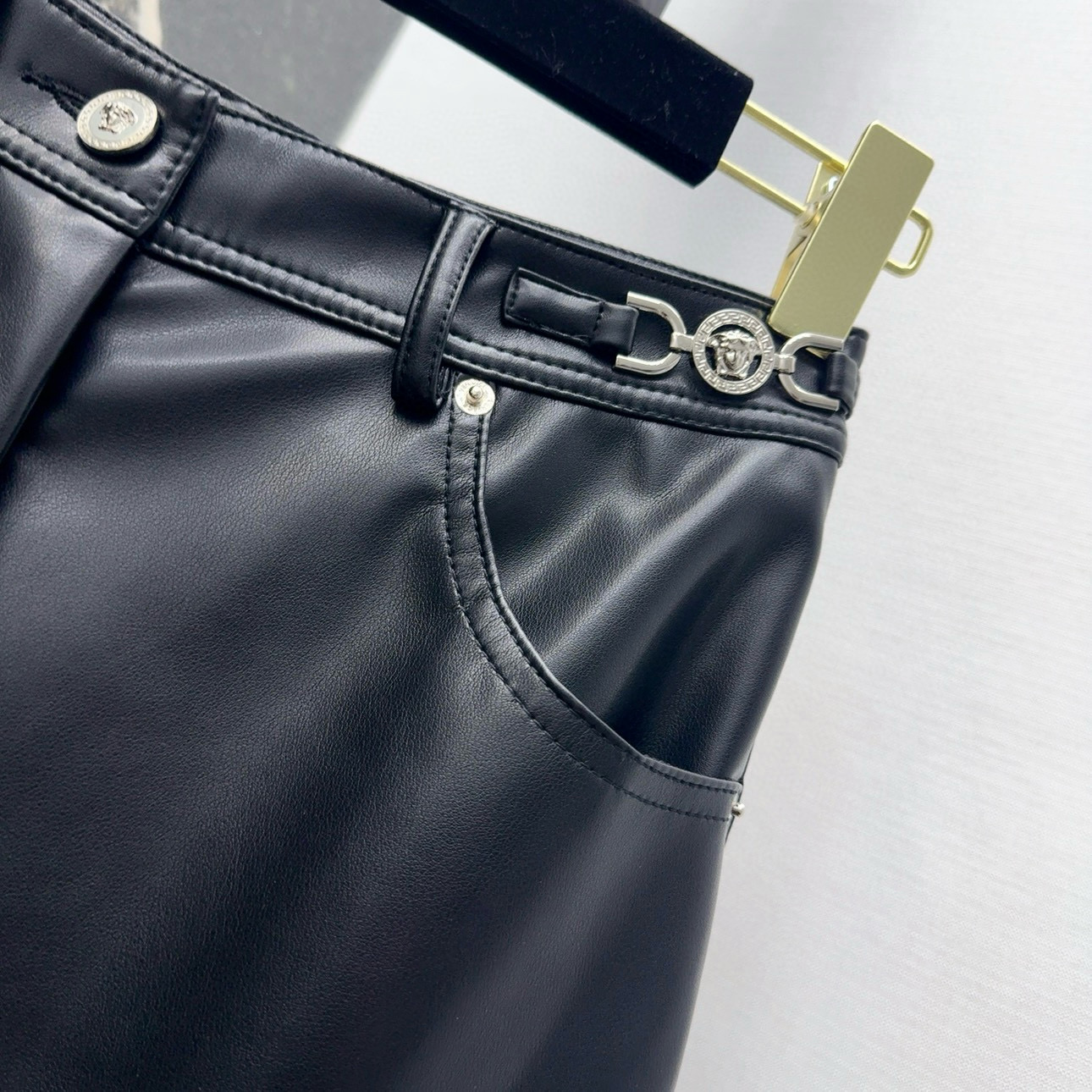 Stylish Leather Pants: Gold Waist, High Quality, Protein-Friendly Skins - 图片 4