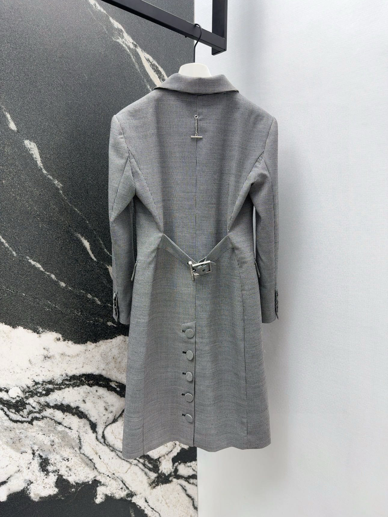 Timeless Spring Fashion: P989 Classic Cross-Button Dress with MCQ 25SS Integration - 图片 8