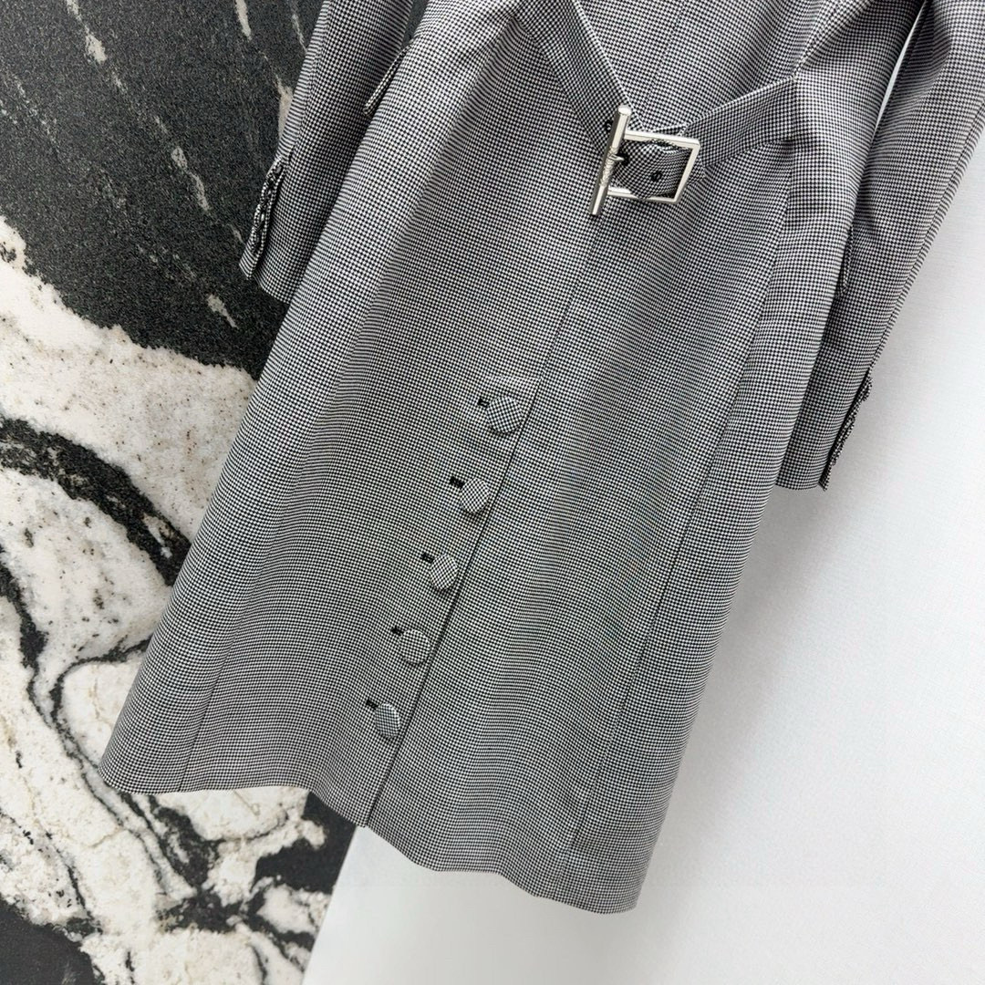 Timeless Spring Fashion: P989 Classic Cross-Button Dress with MCQ 25SS Integration - 图片 9