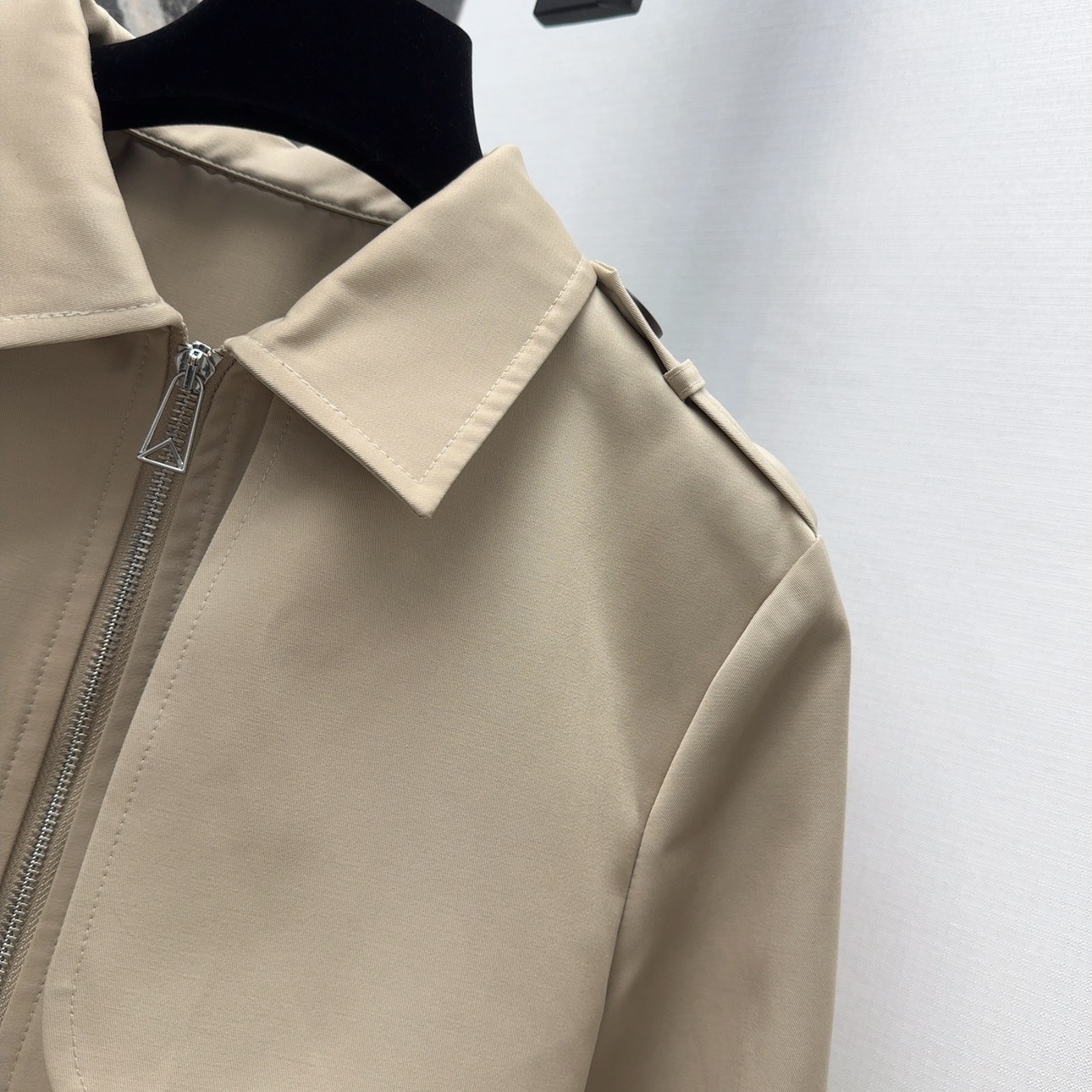 Stylish BV 25SS Female Suit: Perfect for Spring Mornings, Custom Fabric, Eye-catching Design - 图片 5