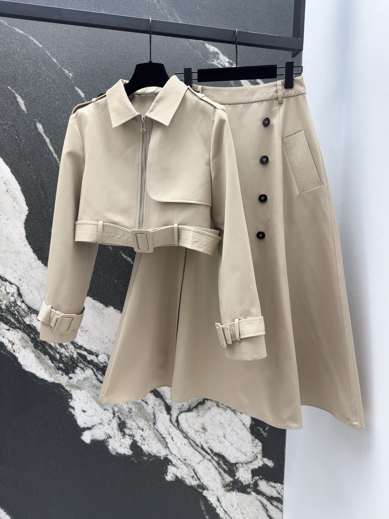 Stylish BV 25SS Female Suit: Perfect for Spring Mornings, Custom Fabric, Eye-catching Design - 图片 1