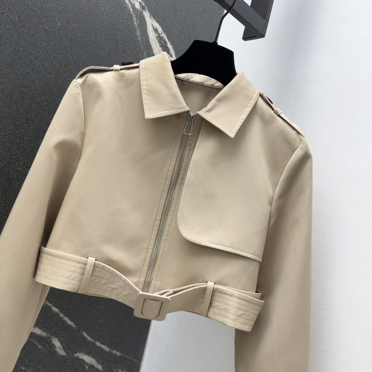 Stylish BV 25SS Female Suit: Perfect for Spring Mornings, Custom Fabric, Eye-catching Design - 图片 3