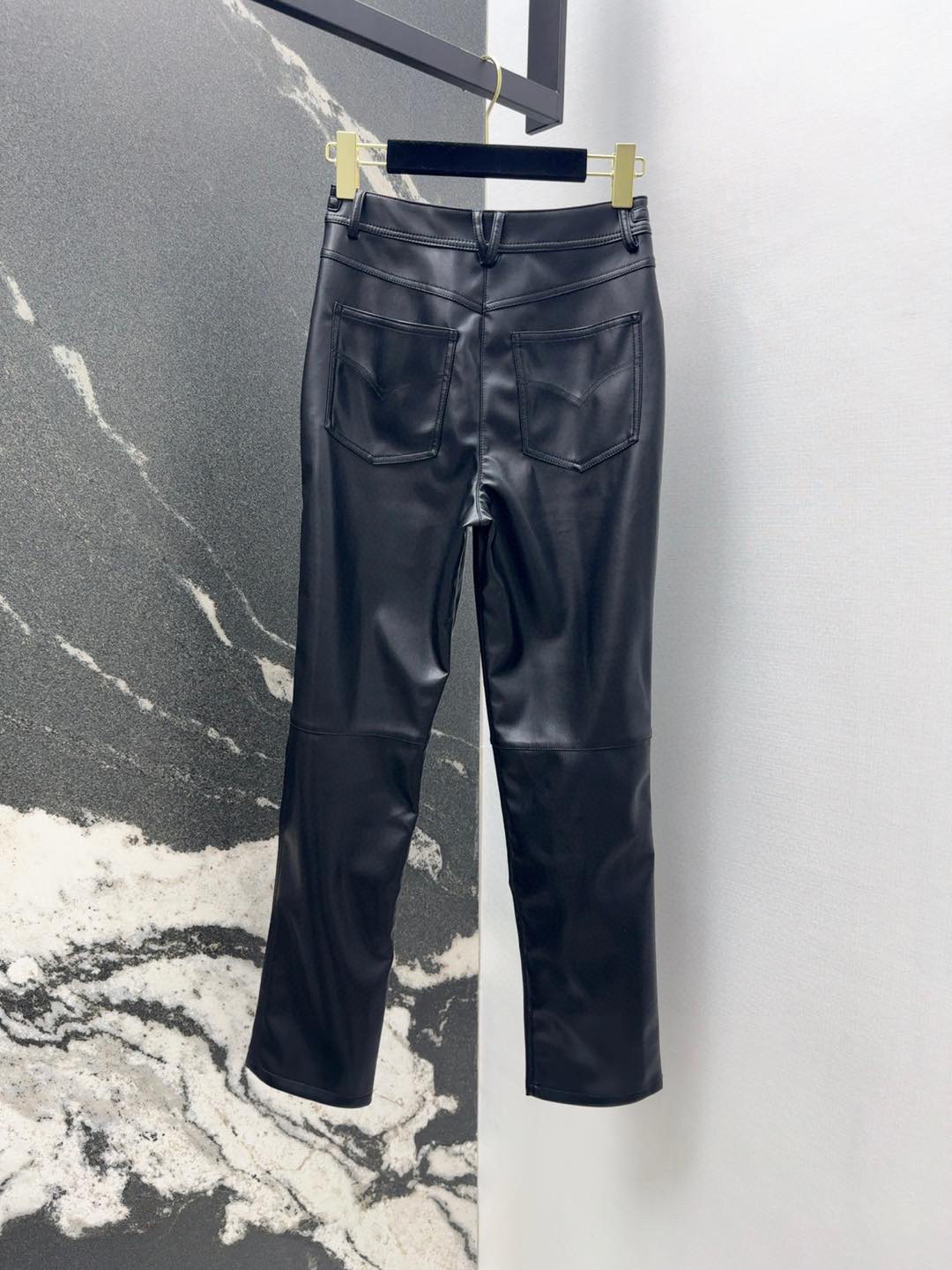 “Gold-Decorated Leather Pencil Pants: Stylish and Handsome Spring Essential” - 图片 9
