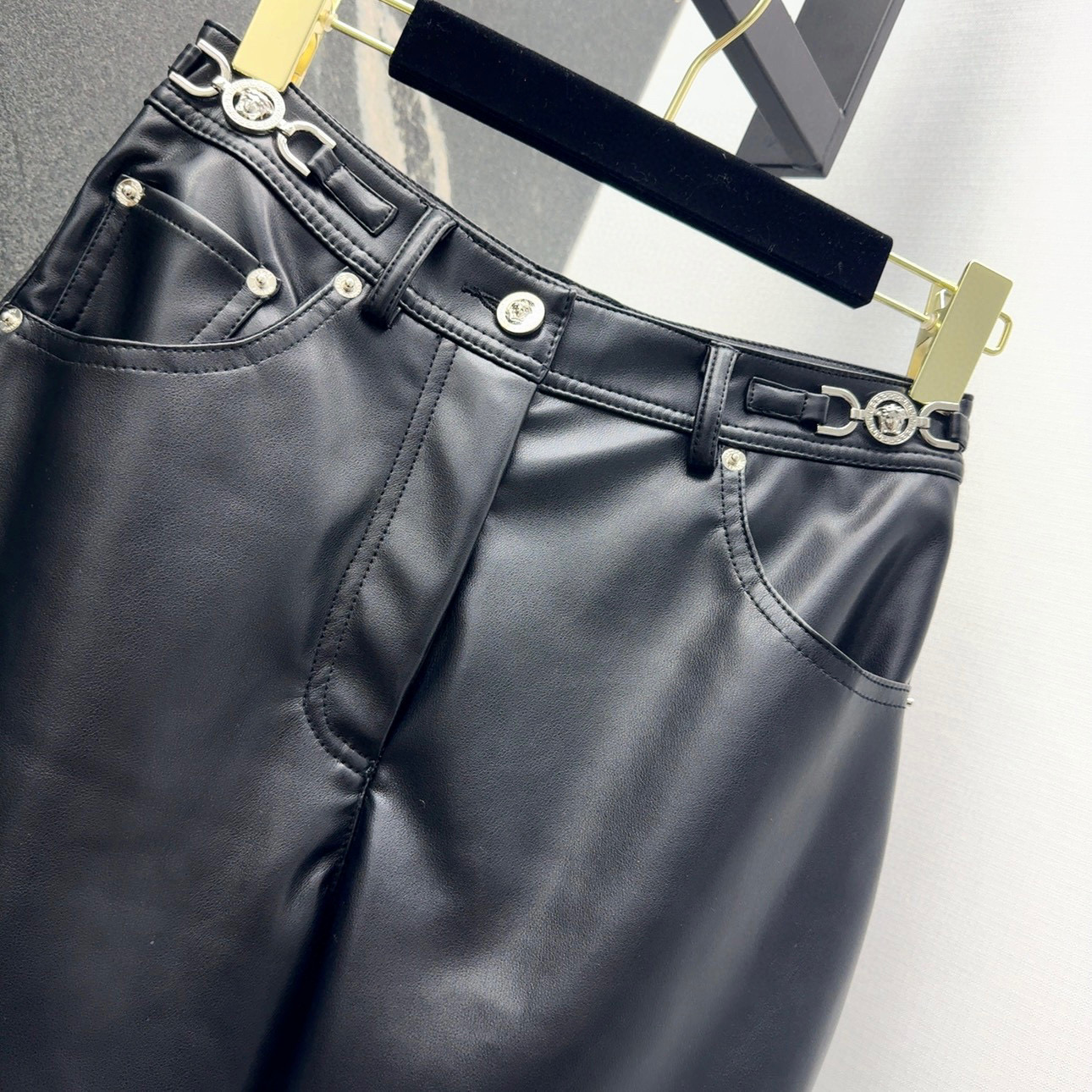 “Gold-Decorated Leather Pencil Pants: Stylish and Handsome Spring Essential” - 图片 3