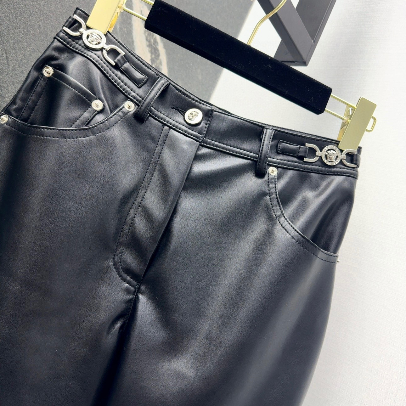 Fashion Alert: P621 Original Rags – Stylish and Handsome Leather Pants for Spring - 图片 3