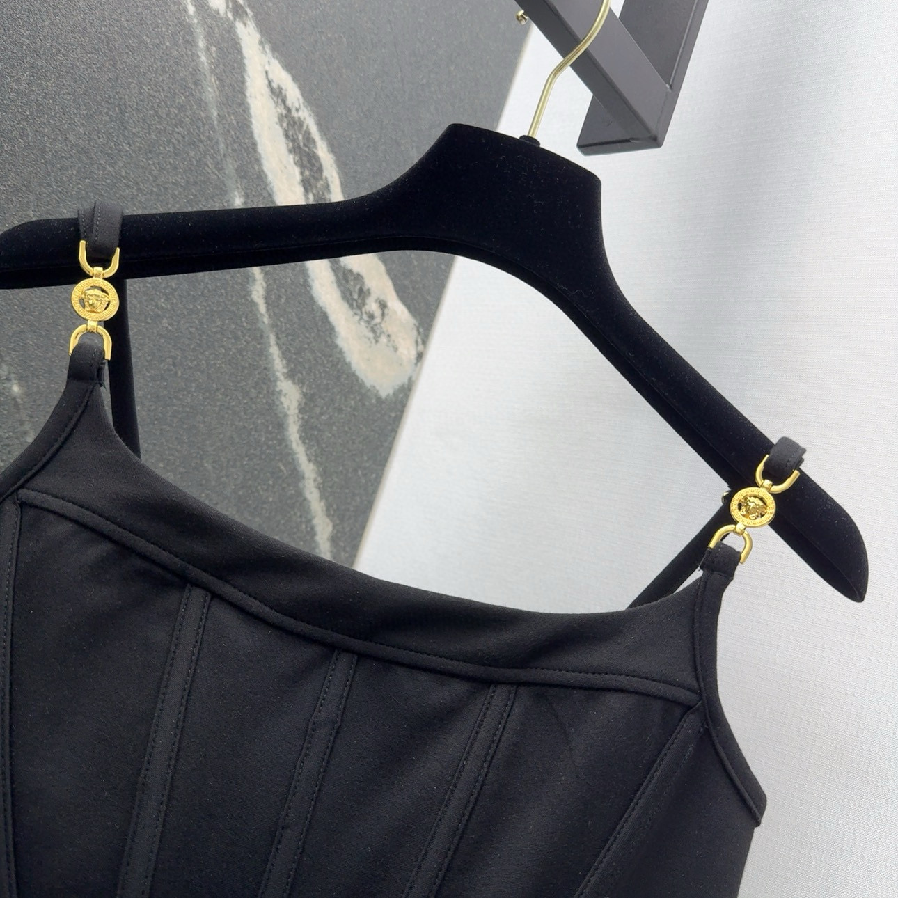 “Spring and Summer Medusa V-Shaped Bra Set: Sexy, Super Thin Design with Nostalgic High-Street Monos” - 图片 3