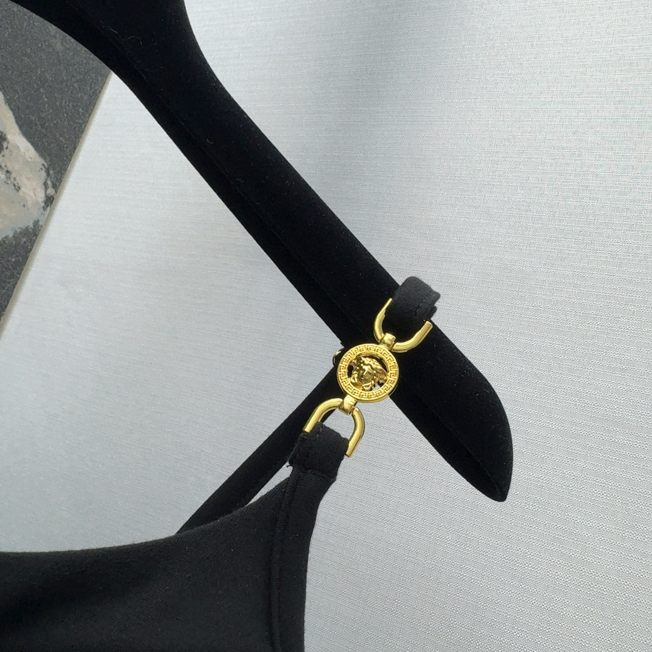 “Spring and Summer Medusa V-Shaped Bra Set: Sexy, Super Thin Design with Nostalgic High-Street Monos” - 图片 5