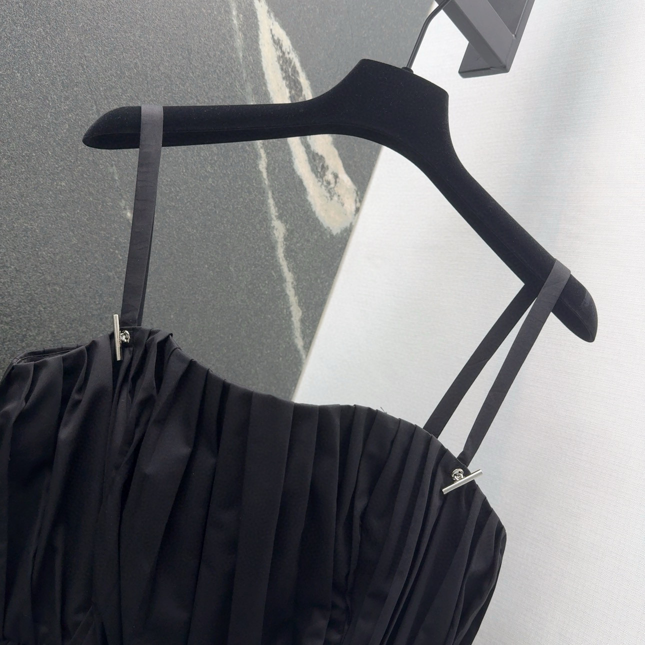 High-quality Silk-Cotton Dress: Classic Black System with Stylish Hardware Fitting - 图片 4