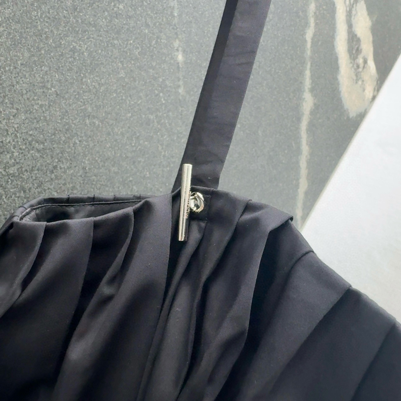 High-quality Silk-Cotton Dress: Classic Black System with Stylish Hardware Fitting - 图片 5