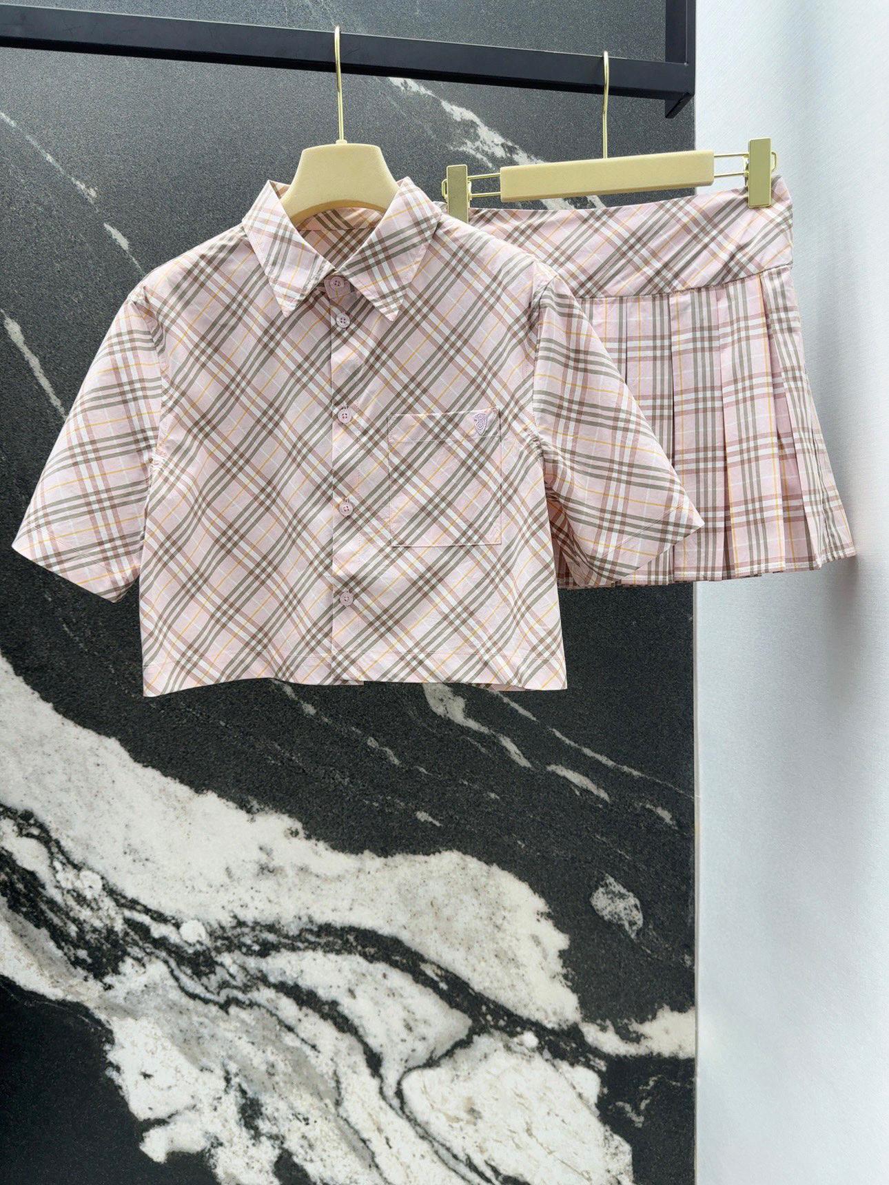 Vintage Red Shirt Suit with Heavy Skin and Short Sleeves at Inlon College - 图片 1