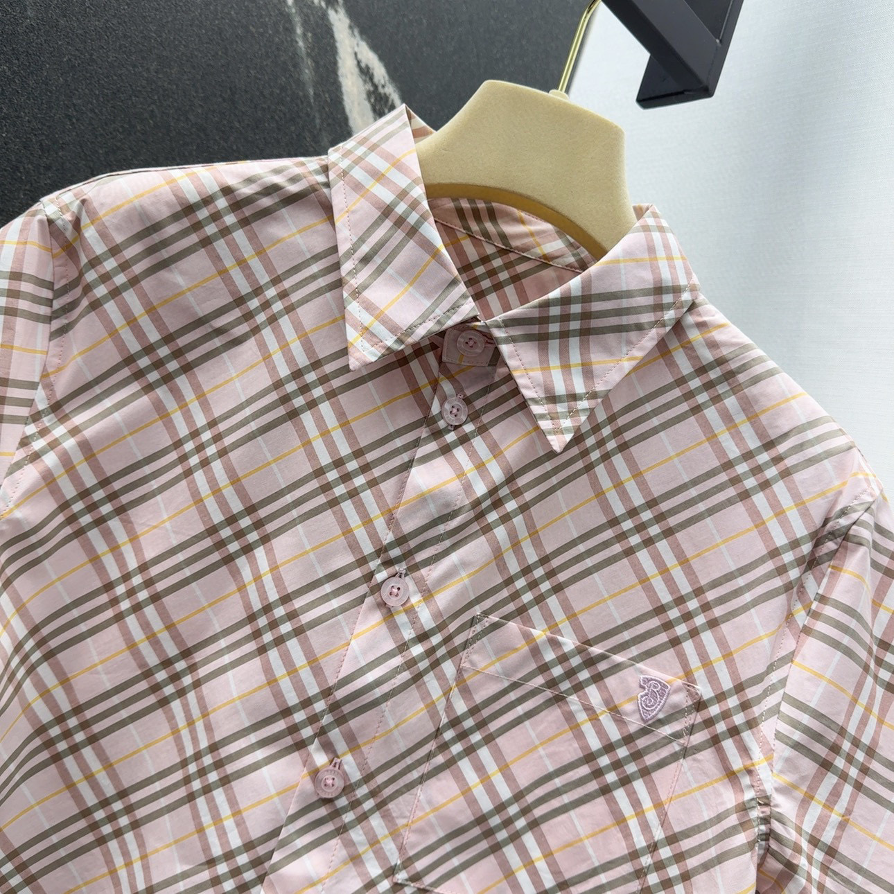 Vintage Red Shirt Suit with Heavy Skin and Short Sleeves at Inlon College - 图片 3