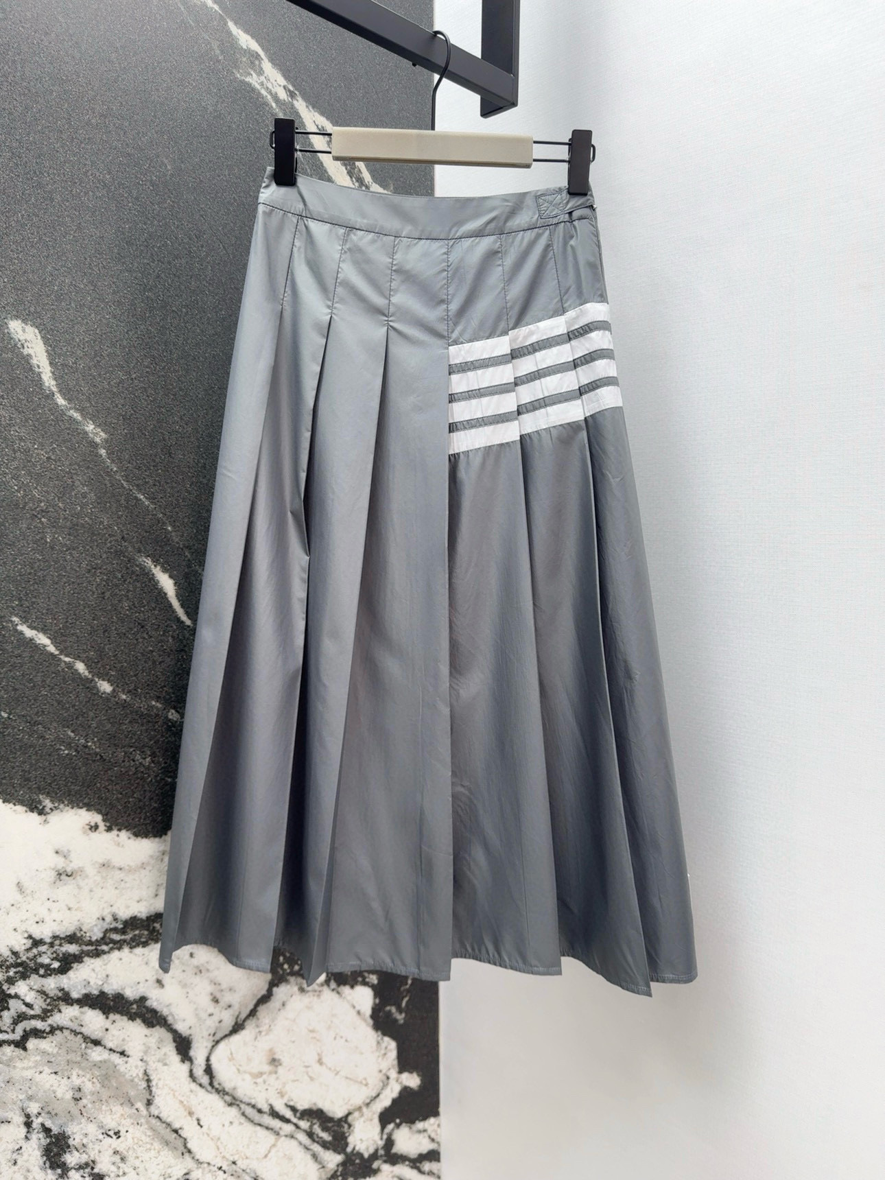 P648 Original One-Size-Fits-All Dress with T.B. 25SS: Scrappy Screen Design, Half Skirt - 图片 1