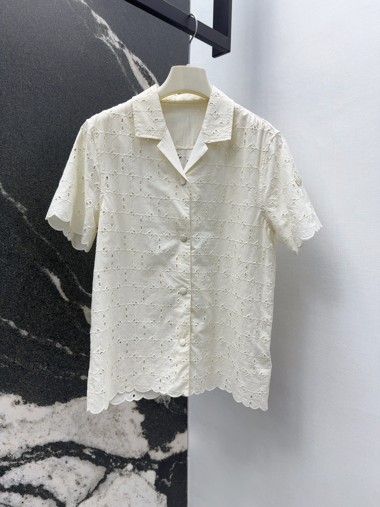 Stylish Women’s Leisure Suit: Embroidered Shirts and Loose Waist Shorts for Spring Vacation - 图片 2