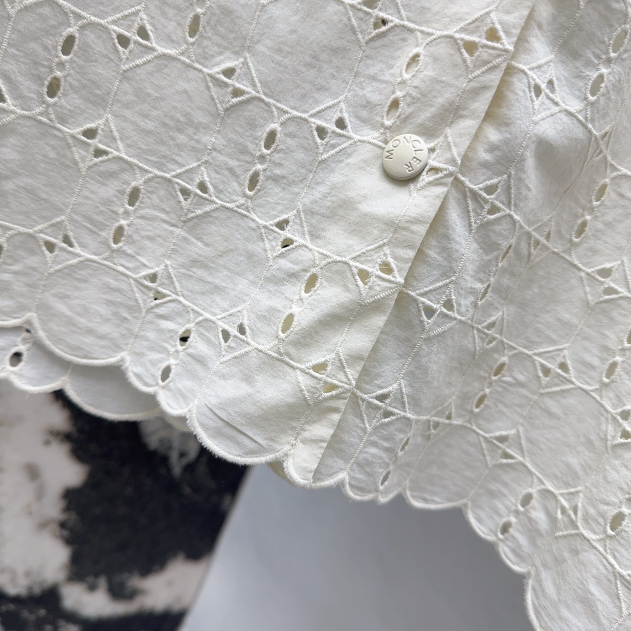 Stylish Women’s Leisure Suit: Embroidered Shirts and Loose Waist Shorts for Spring Vacation - 图片 7