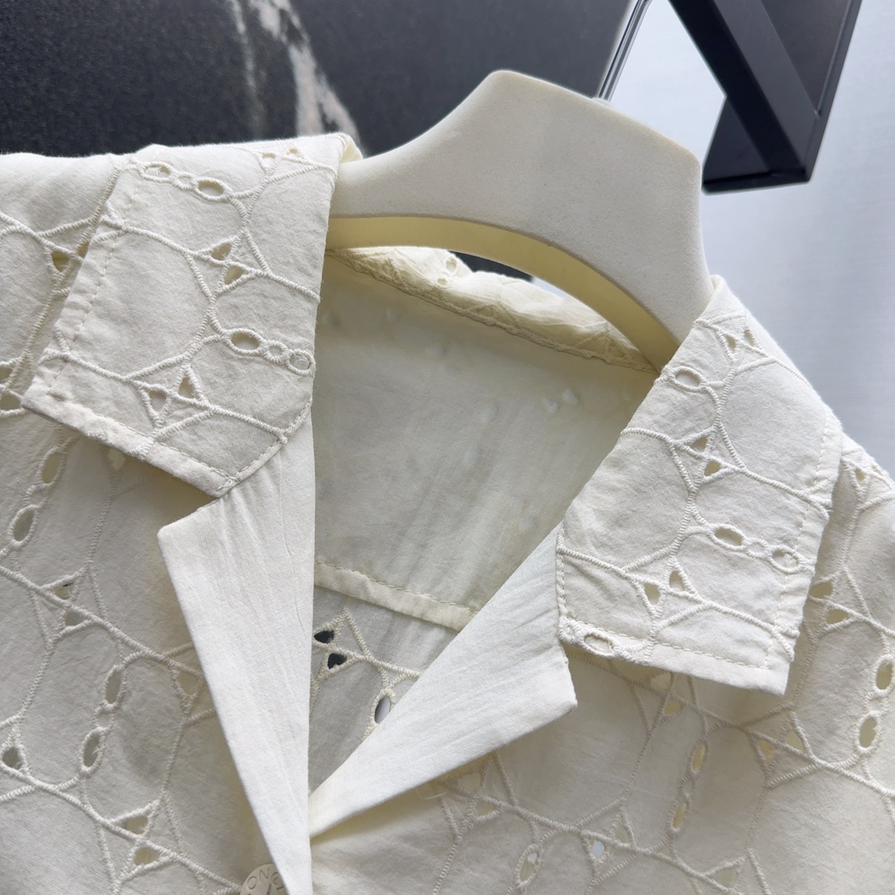 Stylish Women’s Leisure Suit: Embroidered Shirts and Loose Waist Shorts for Spring Vacation - 图片 4