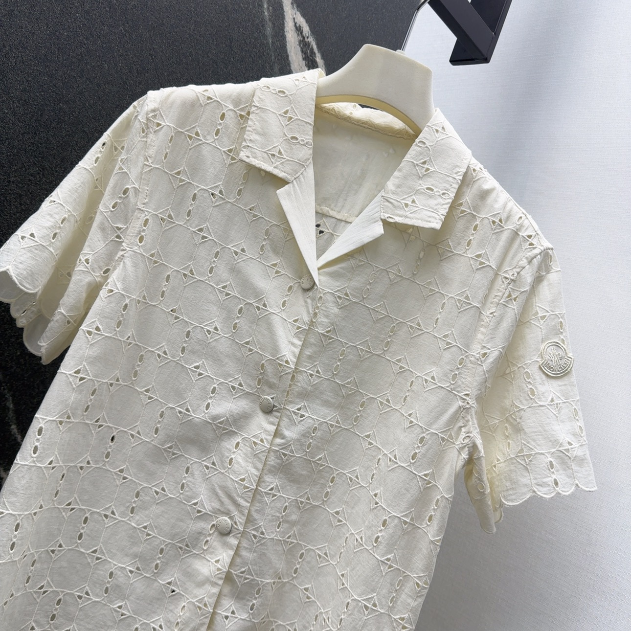 Stylish Women’s Leisure Suit: Embroidered Shirts and Loose Waist Shorts for Spring Vacation - 图片 3
