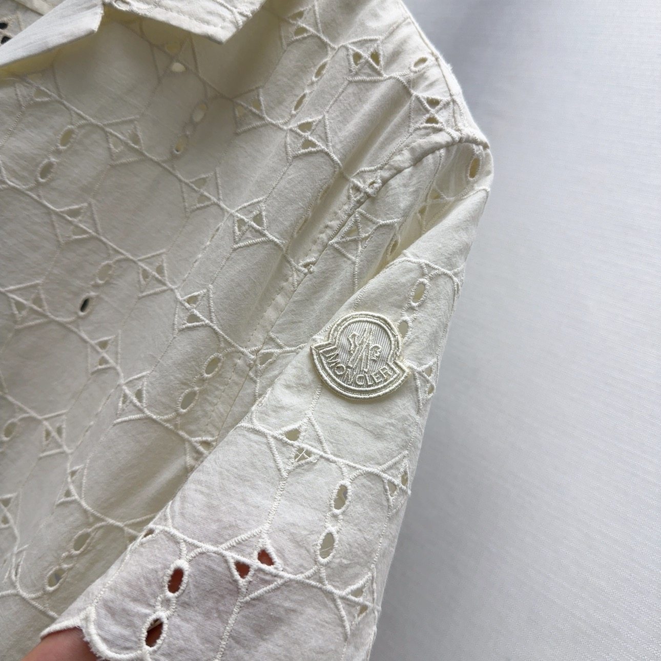 Stylish Women’s Leisure Suit: Embroidered Shirts and Loose Waist Shorts for Spring Vacation - 图片 5