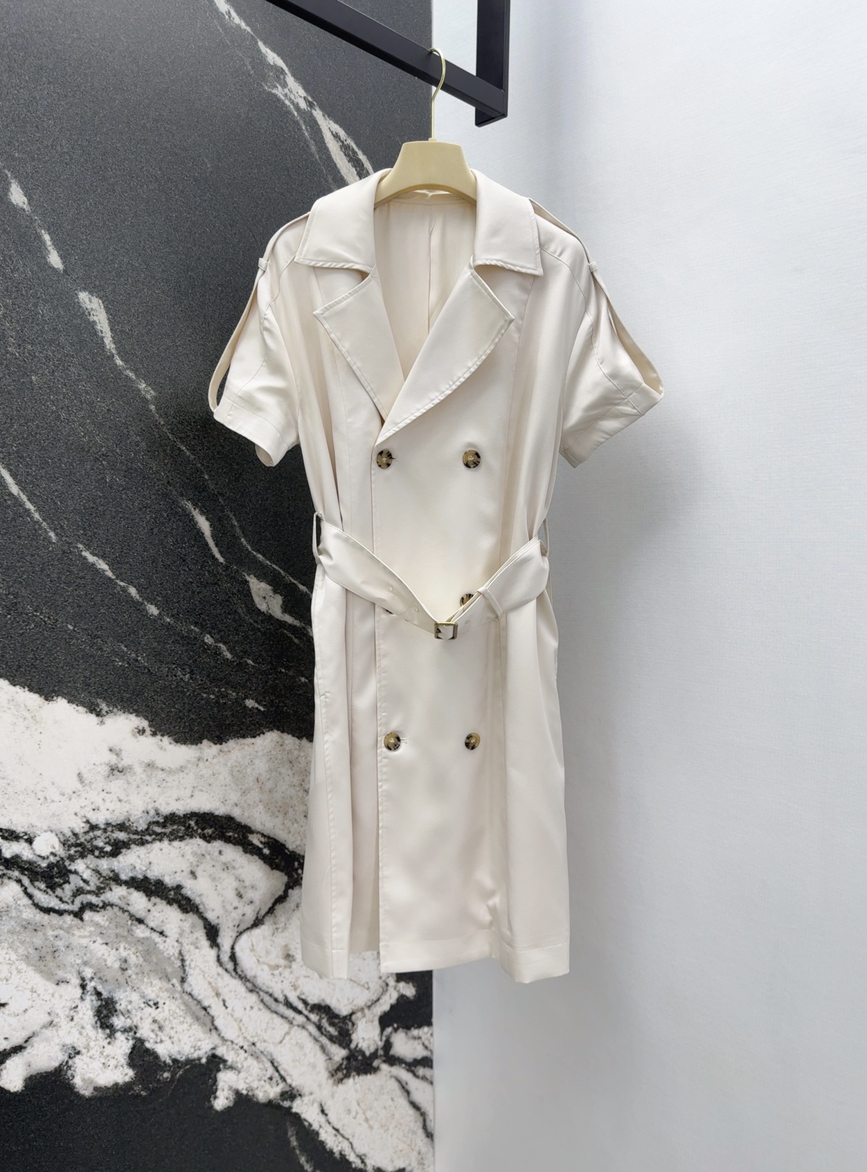 Stylish and Timeless: Original Women’s Dress with Classic Double-Deductive Design - 图片 1