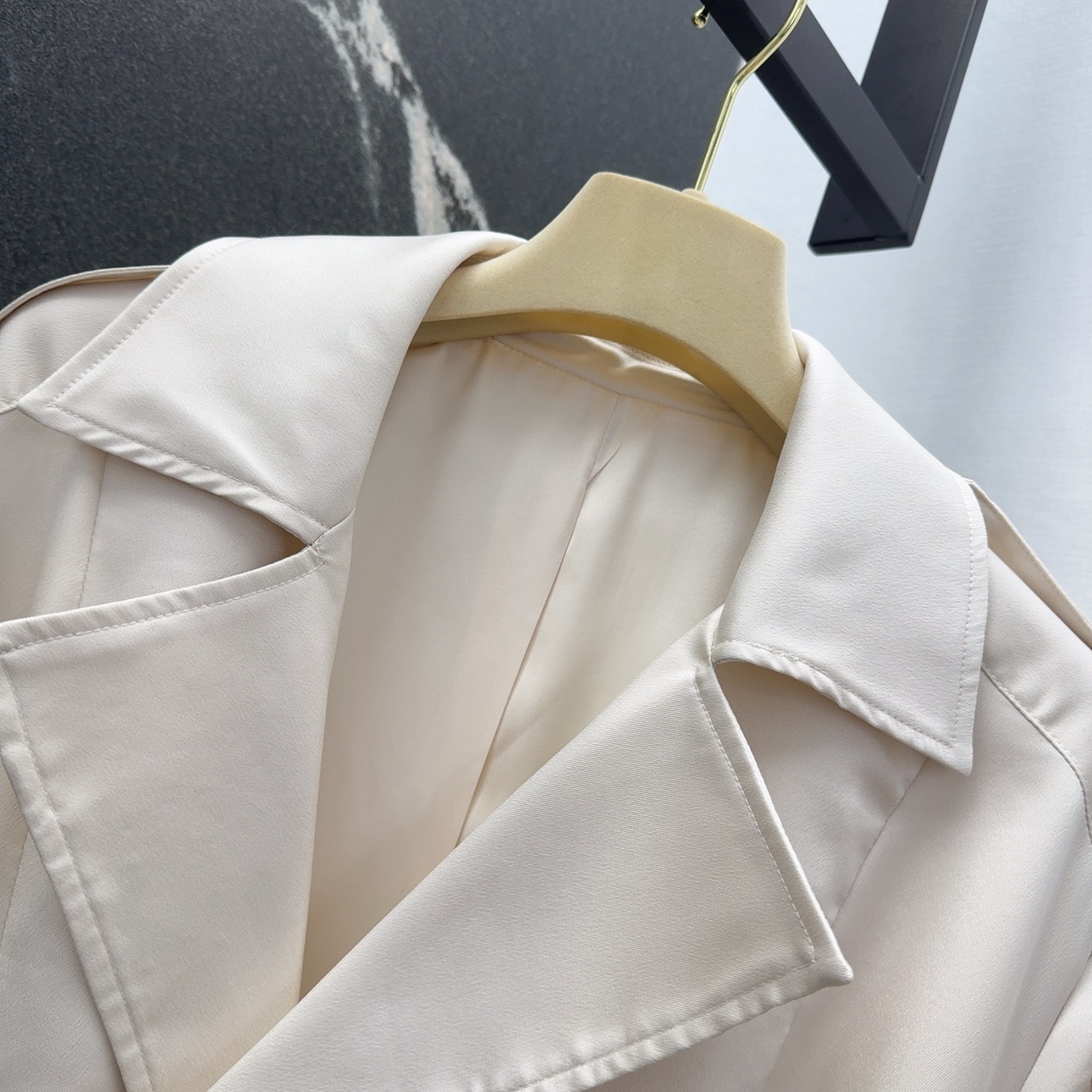 Stylish and Timeless: Original Women’s Dress with Classic Double-Deductive Design - 图片 4