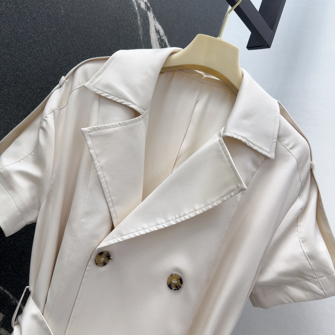 Stylish and Timeless: Original Women’s Dress with Classic Double-Deductive Design - 图片 3
