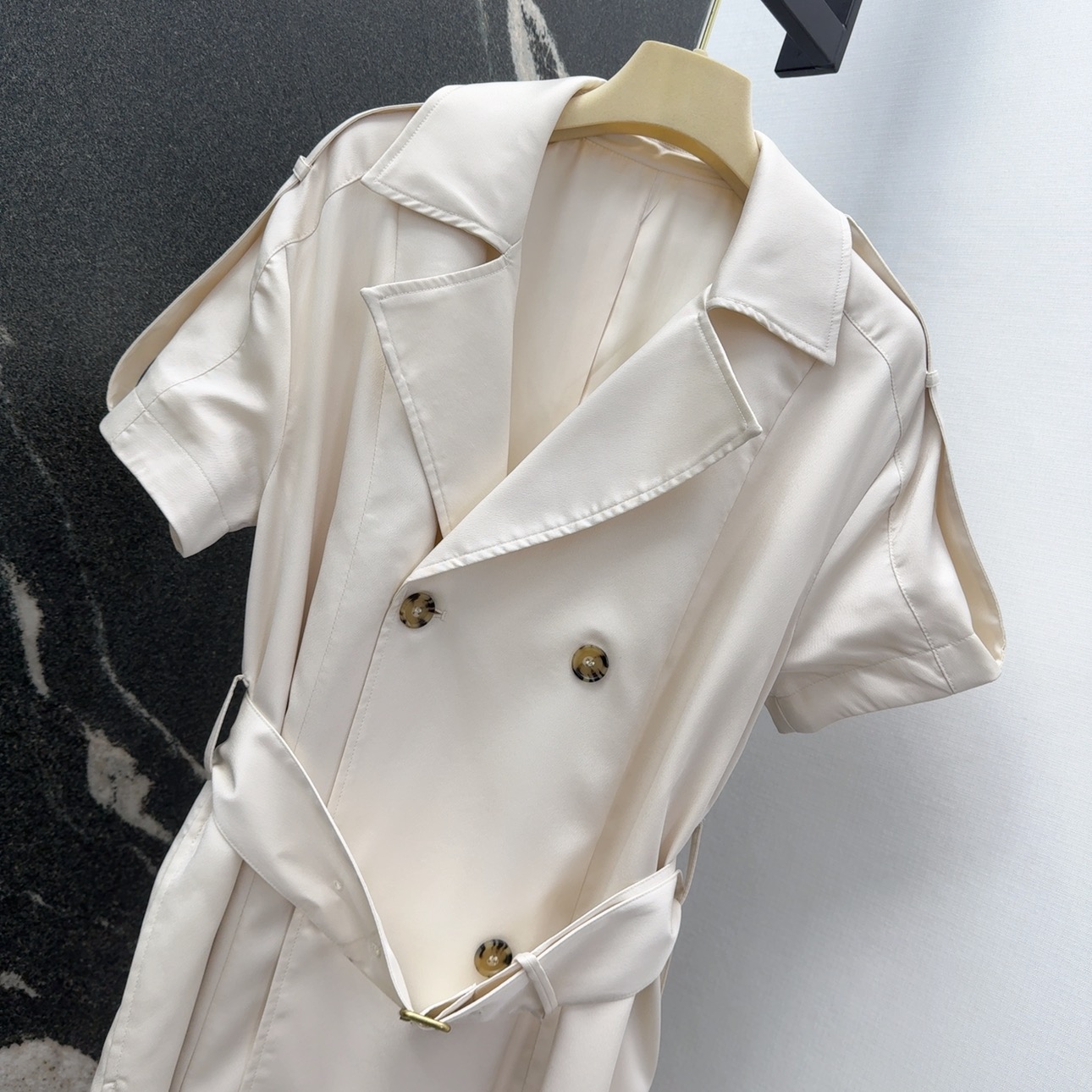 Stylish and Timeless: Original Women’s Dress with Classic Double-Deductive Design - 图片 2