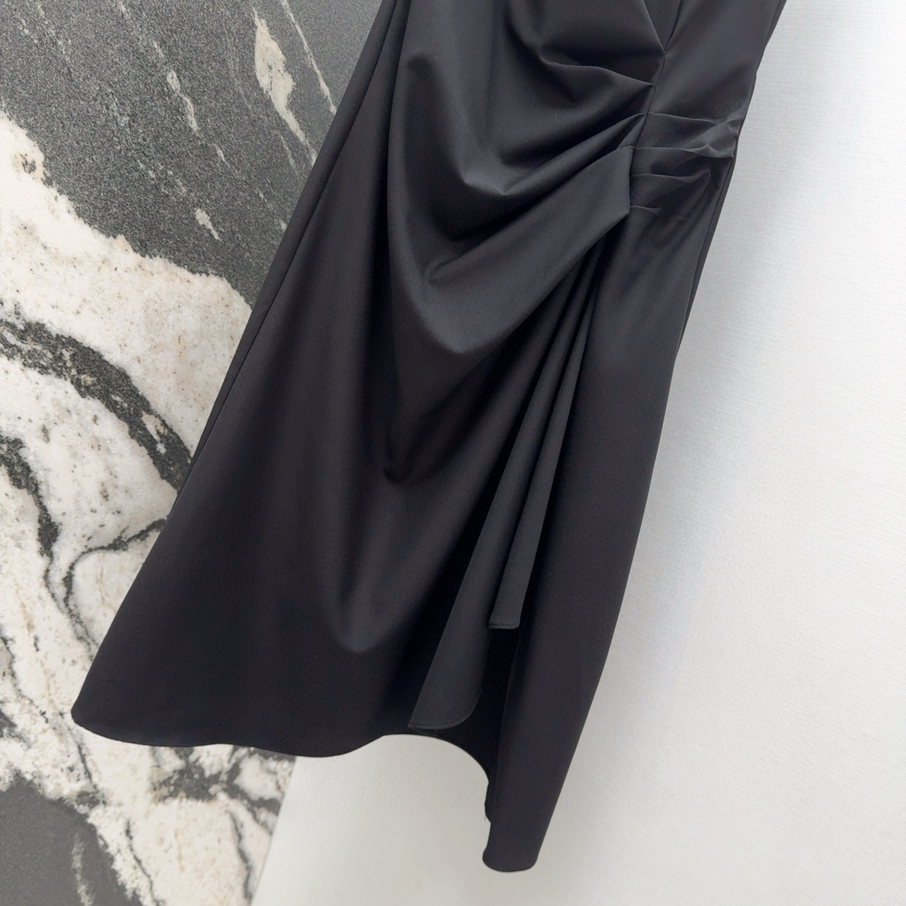 P598 One-Size-Fits-All Dress: Irregular Wrinkled Vest-less Design for Classic Style Online - 图片 4