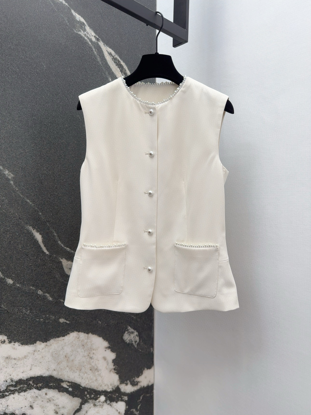 Fashion Trend: “Choco” Girl in Unique “Full-Scrap” Suit for 25SS Collection - 图片 2