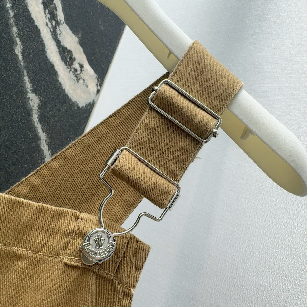 “Stylish Spring/Summer Female Suit with Glitter Details and Custom Hardware Fittings” - 图片 5